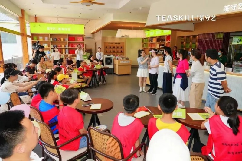 集團(tuán)茶守藝聯(lián)動湖南烈士公園與湖南博物院帶領(lǐng)小小茶博士們探秘一片葉子的故事