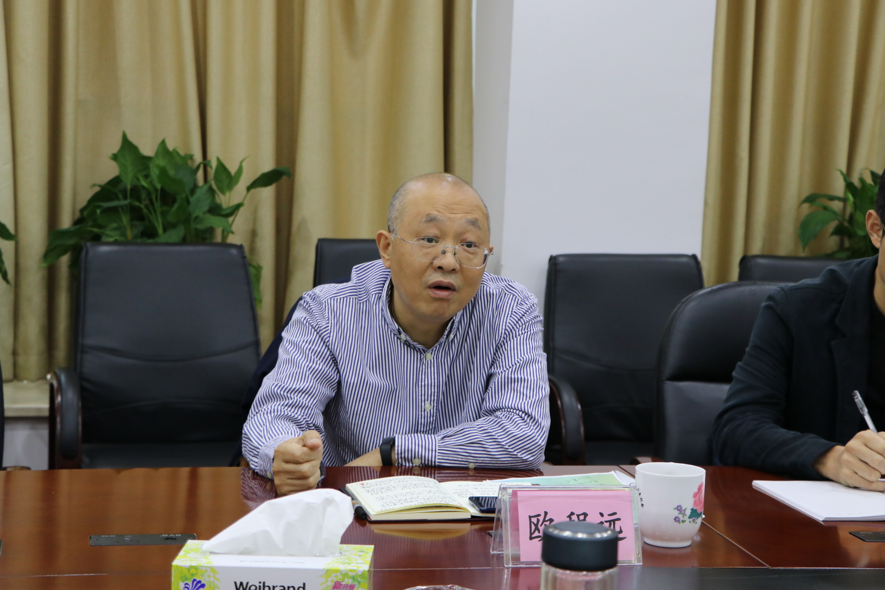 省供銷社總經(jīng)濟師歐程遠調(diào)研公司支部建設(shè)并參加主題學(xué)習(xí)